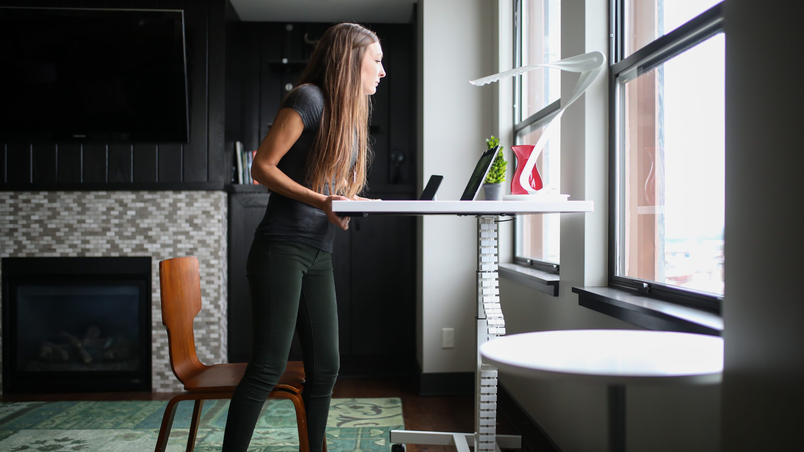 8 Reasons Pneumatic Standing Desks are Better than Electric Desks