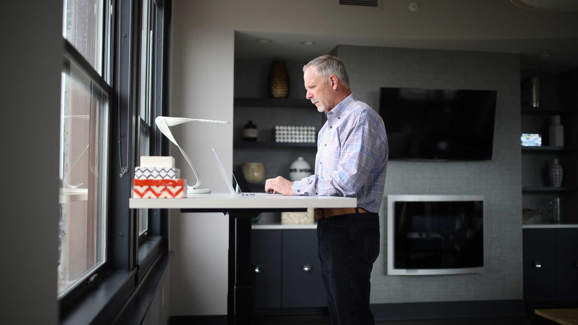 Man working and standing at Standing Desk