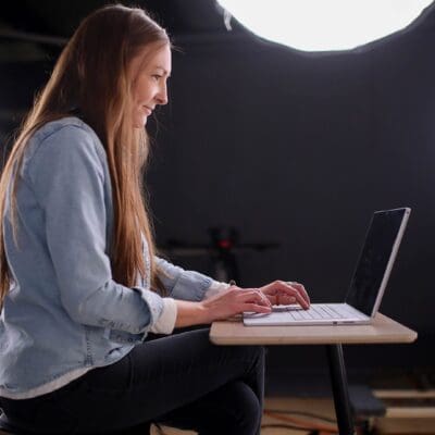 Amanda using Mobel laptop table