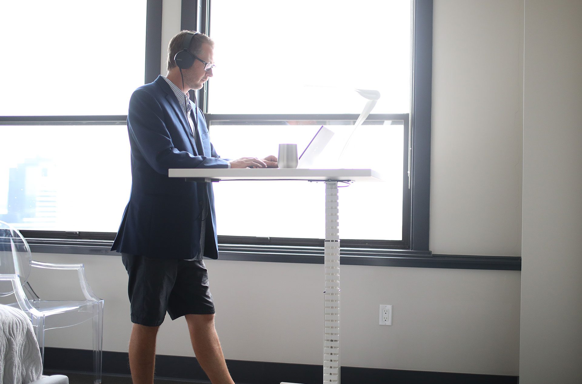 Pneumatic Standing Desks in Your Home Office